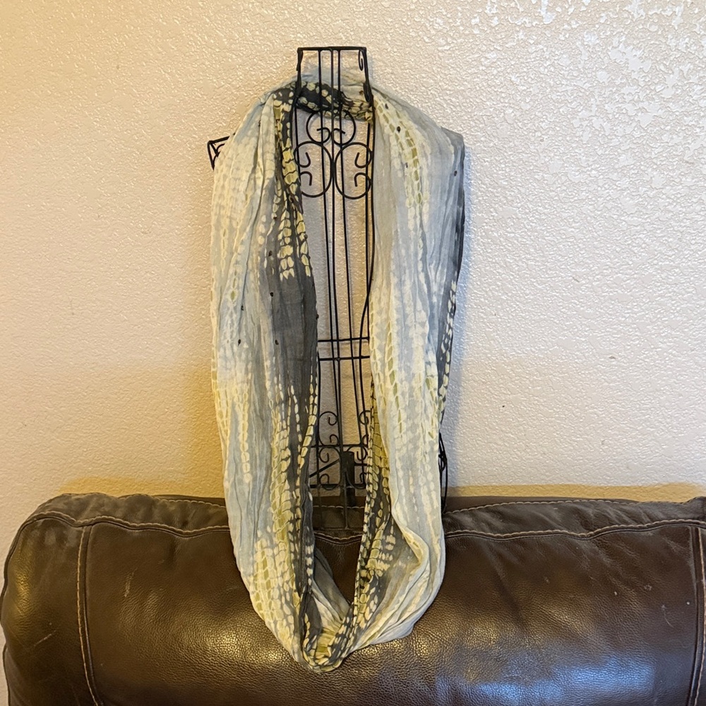 Elegant Blue and Gray Scarf